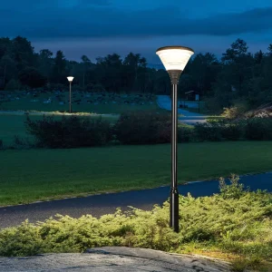 Luxury Urban Renewable Energy LED Garden Villa Outdoor Lamp IP67 Rated Solar Pole Lamp Rechargeable Solar Light